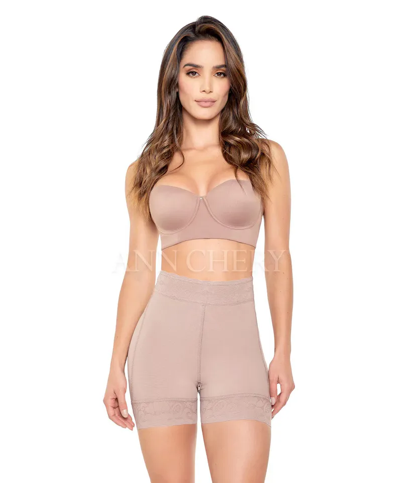 SHORT CON BROCHE TIRO ALTO 2642