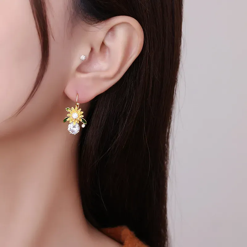 Aretes Girasol de Cristal: Elegancia y Encanto Radiante - Aretes girasol de cristal