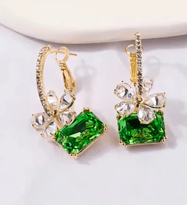 Aretes de Cristal con Forma de Regalo: Elegancia y Brillo en Cada Detalle - aretes de cristal con forma de regalo