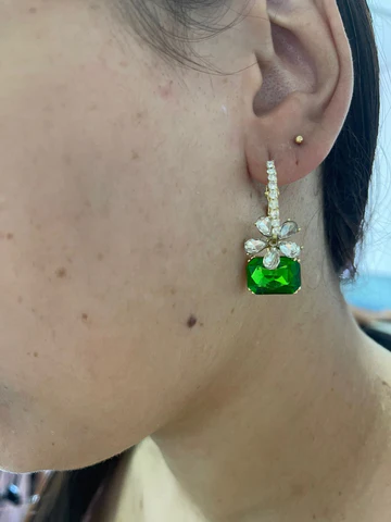 Aretes de Cristal con Forma de Regalo: Elegancia y Brillo en Cada Detalle - aretes de cristal con forma de regalo