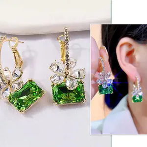 Aretes de Cristal con Forma de Regalo: Elegancia y Brillo en Cada Detalle - aretes de cristal con forma de regalo