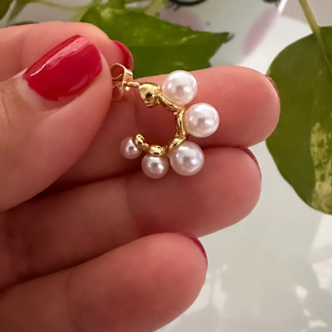 Pendientes de Perla con Detalle Dorado: Elegancia Atemporal - pendientes de perla  con detalle dorados