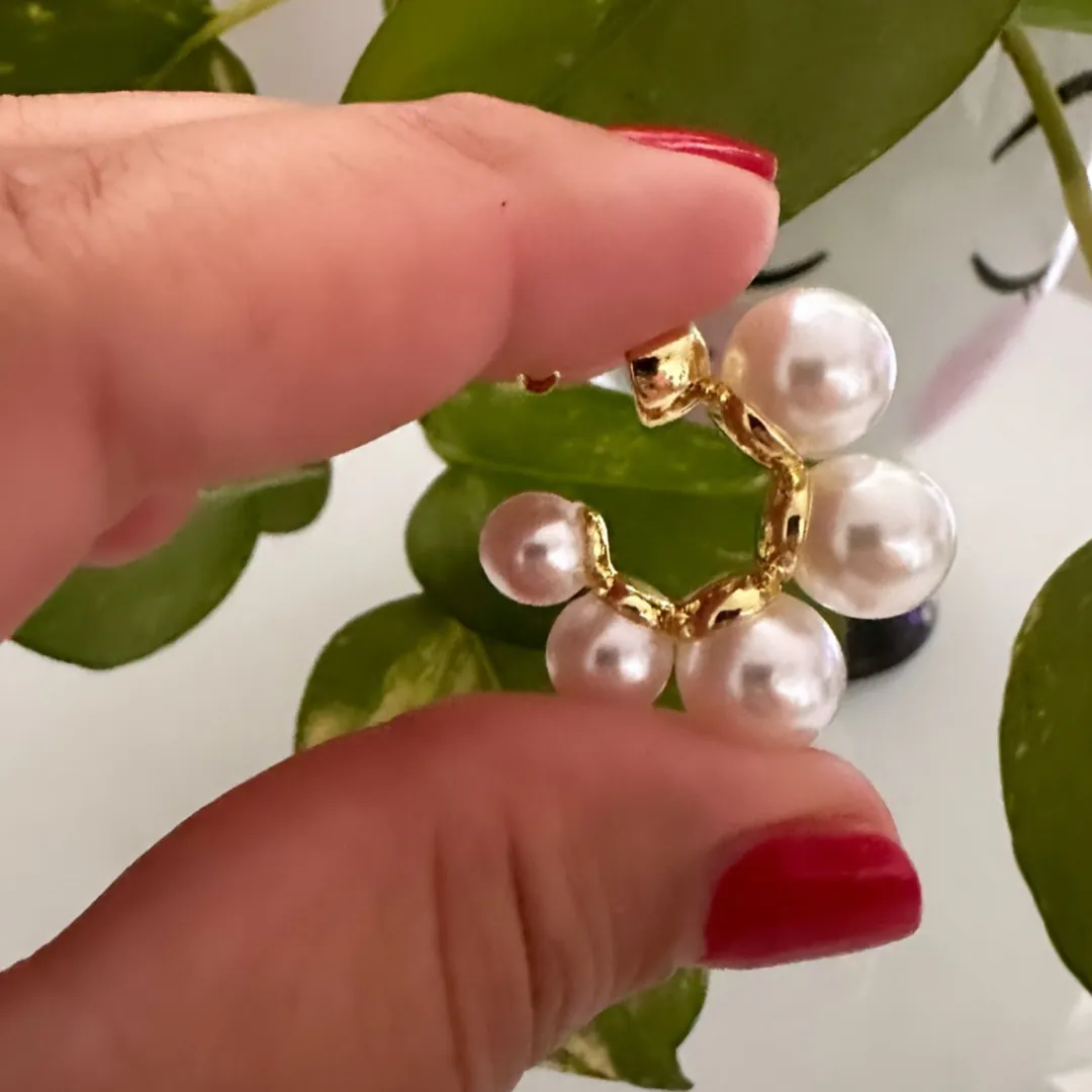 Pendientes de Perla con Detalle Dorado: Elegancia Atemporal - pendientes de perla  con detalle dorados