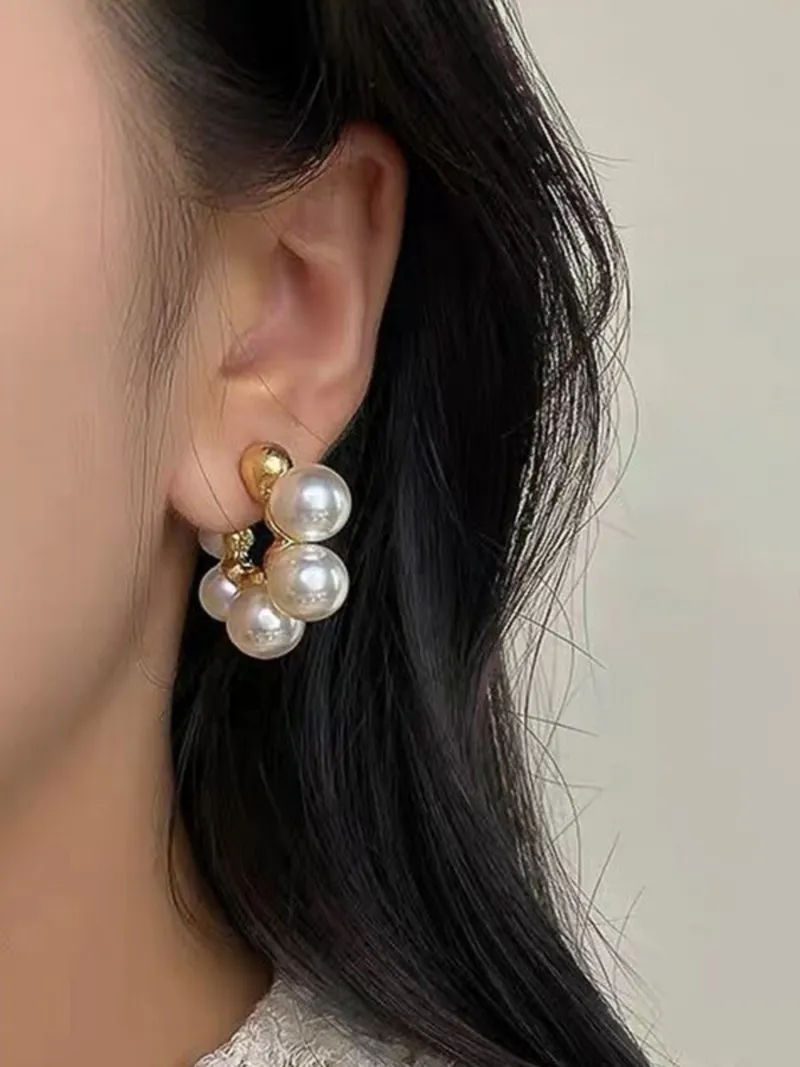 Pendientes de Perla con Detalle Dorado: Elegancia Atemporal