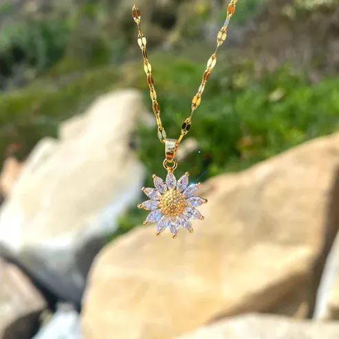 Collar de Girasol con Cristales: Elegancia y Brillo en Cada Detalle - Collar de Girasol con  cristales
