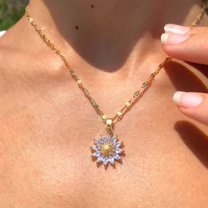 Collar de Girasol con Cristales: Elegancia y Brillo en Cada Detalle - Collar de Girasol con  cristales