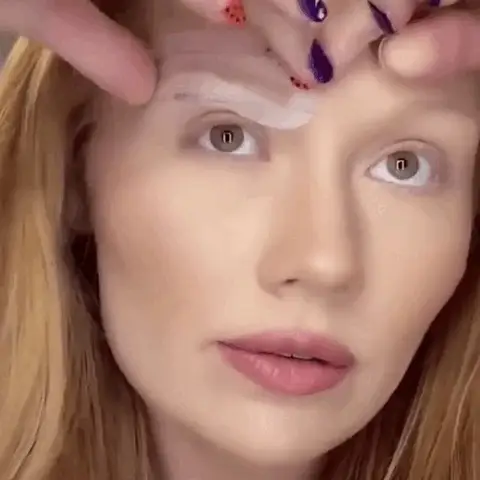 Más allá de las cejas