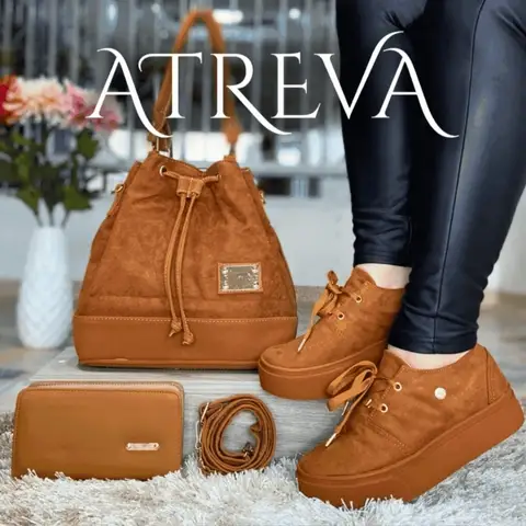 Bolso tipo cubo con borlas