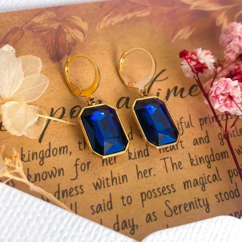 Pendientes Dorados con Cristal Azul: Elegancia y Brillo en Cada Detalle - pendientes dorados con cristal azul