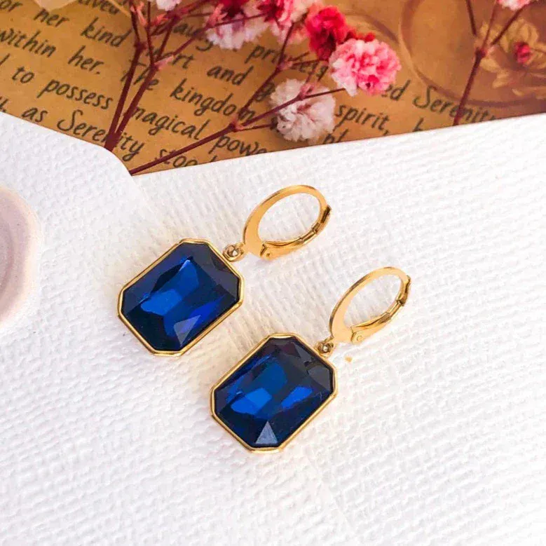 Pendientes Dorados con Cristal Azul: Elegancia y Brillo en Cada Detalle - pendientes dorados con cristal azul