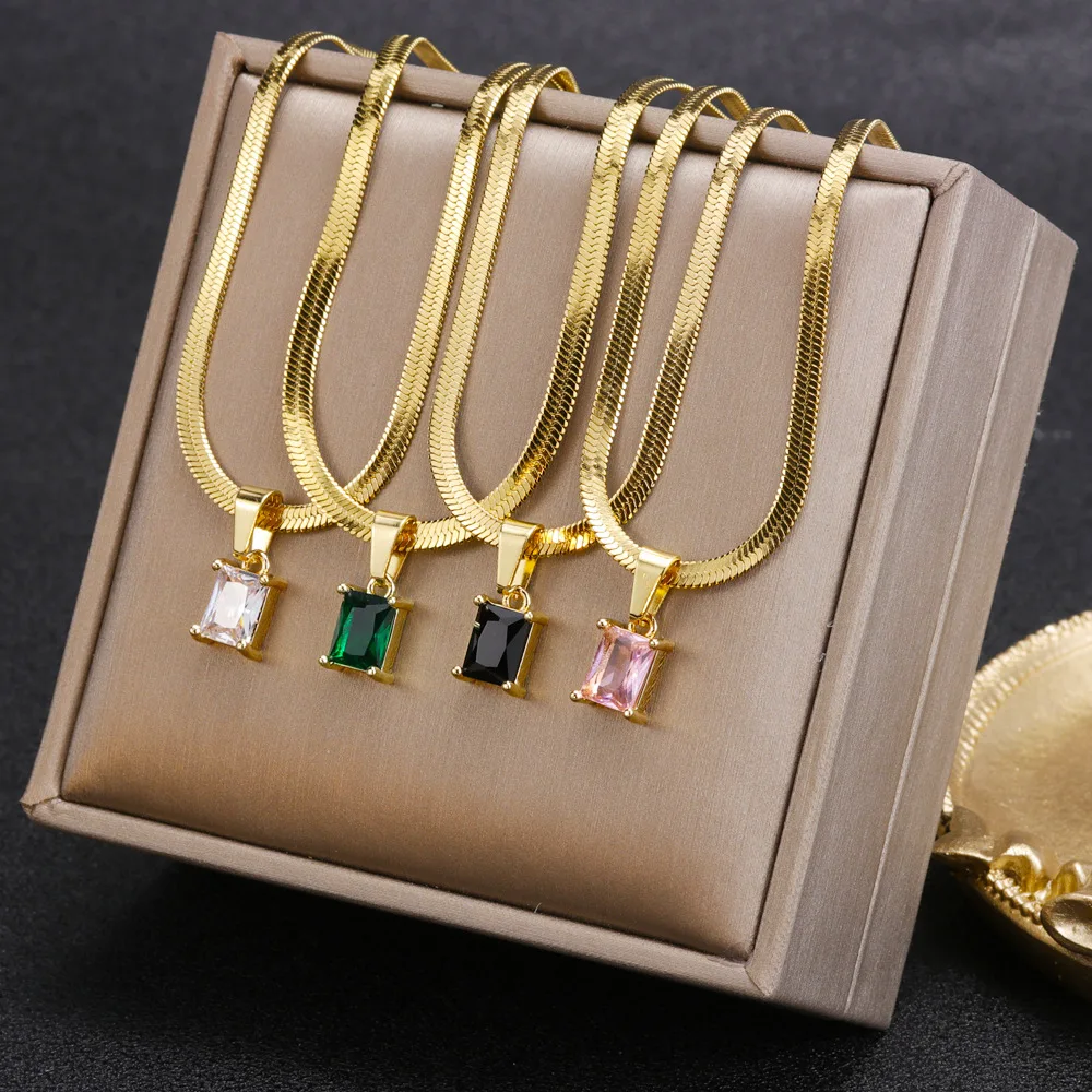Collar de Oro con Cristal Jade: Elegancia y Sofisticación